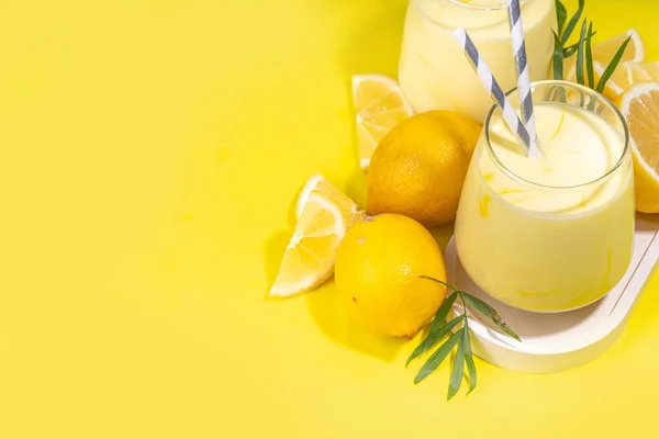 Batido Cremoso Fruta Limón Batido Yogur Bebida Dulce Agria Con — Foto de Stock