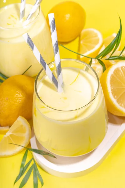 Cremiger Zitronen Frucht Smoothie Joghurt Oder Milchshake Saures Süßes Getränk — Stockfoto