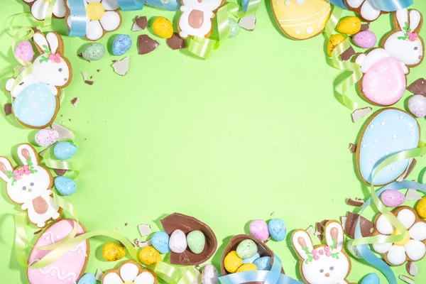 Vrolijk Pasen Kleurrijke Flatlay Kleurrijke Gesuikerde Chocolade Paaseieren Suiker Geglazuurde — Stockfoto