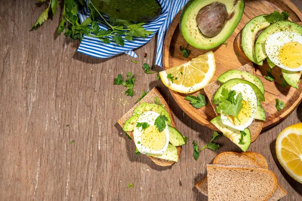 朝食のための健康的な食事のサンドイッチ グアカモーレアボカドサルサとゆで卵トースト — ストック写真