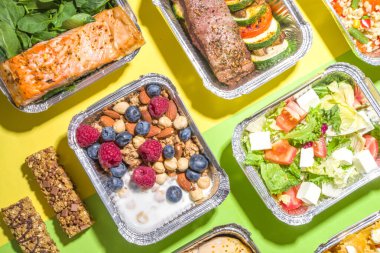 Sağlıklı yemek menüsü, kurye yemek teslimatı beslenme çantası. Biftek eti, tavuk fileto, balık ve sebzeler paketlerde. Günlük yemek diyet planı teslimatı, paket servisi, online sipariş konsepti.