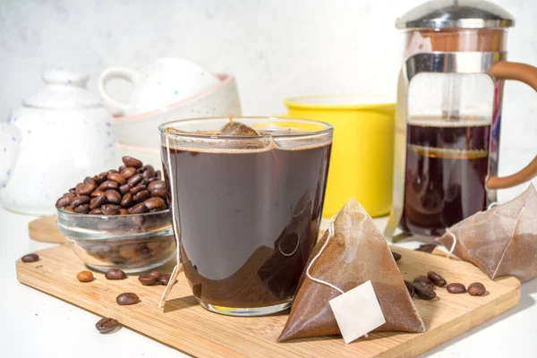 Instant Vers Gebrouwen Kopje Koffie Uit Zak Trendy Variëteit Van — Stockfoto