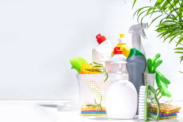 Concepto Limpieza Verano Cesta Plástico Con Diferentes Detergentes Botellas Artículos — Foto de Stock
