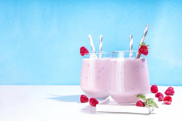 Batido Frambuesa Batido Yogur Bebida Fresca Bayas Orgánicas Crudas Vasos —  Fotos de Stock