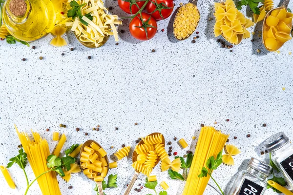 Diverse Gedroogde Spaghetti Noedels Pasta Lepels Witte Tafelondergrond Verschillende Vormen — Stockfoto