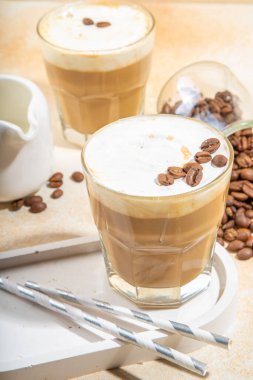 Sütlü soğuk sütlü kahve, kremalı. Köpüklü frappe, latte, cappuccino, krema arkaplanda, mesaj için yer. Yaz soğuk kahve kokteyli