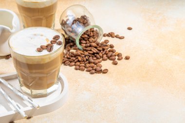 Sütlü soğuk sütlü kahve, kremalı. Köpüklü frappe, latte, cappuccino, krema arkaplanda, mesaj için yer. Yaz soğuk kahve kokteyli