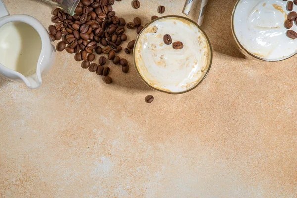 Hideg Tejeskávét Tejjel Tejszínhabbal Habos Frappe Latte Cappuccino Krém Háttérrel — Stock Fotó