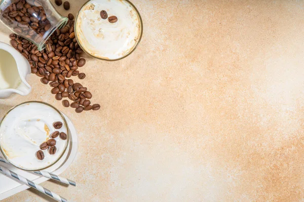 Zimny Nabiał Mlekiem Bitą Śmietaną Piankowy Zapach Latte Cappuccino Kremowym — Zdjęcie stockowe
