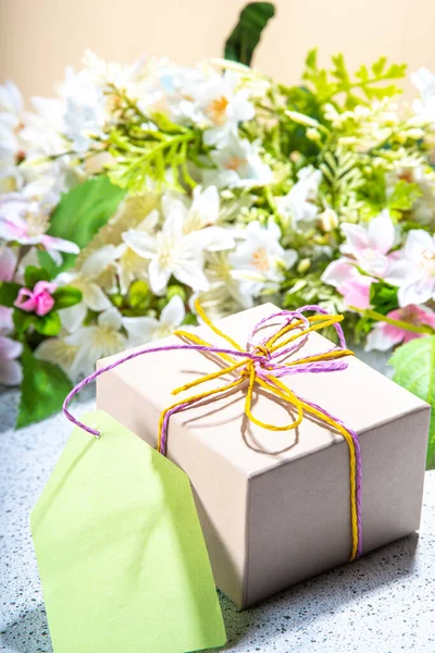 Den Matek Blahopřání Pozadí Přítomností Květinami Dárková Krabička Slavnostní Stuhou — Stock fotografie