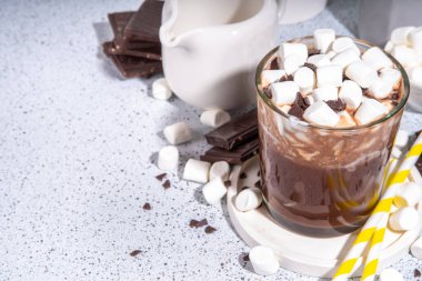 Buzlu sıcak çikolata kokteyli, sütlü, çikolatalı, şekerli soğuk içecek, beyaz arka plan fotokopi alanı.