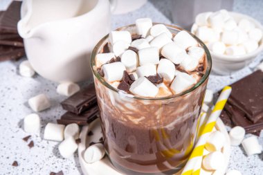 Buzlu sıcak çikolata kokteyli, sütlü, çikolatalı, şekerli soğuk içecek, beyaz arka plan fotokopi alanı.