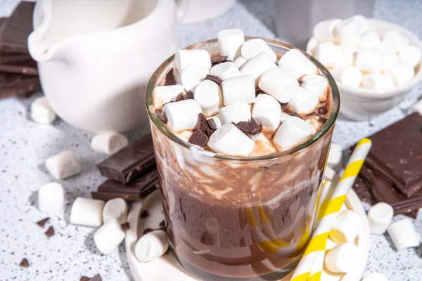 Buzlu sıcak çikolata kokteyli, sütlü, çikolatalı, şekerli soğuk içecek, beyaz arka plan fotokopi alanı.