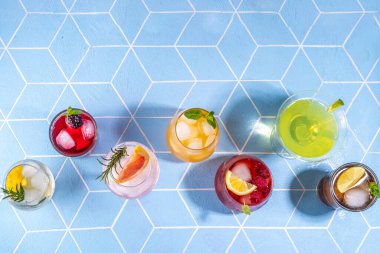 Yaz barı kokteyl menüsü. Farklı bardaklarda içecek çeşitleri, kokteyller, kokteyller, ferahlatıcı deniz suyu. Citrus ve meyve içecekleri garnitür ve buz küpleriyle kopyalama alanı