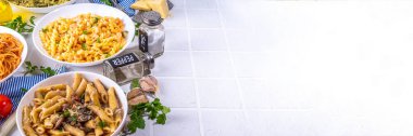 Beyaz fayanslı arka planda farklı soslu makarna seti. Spagetti, farfalle, makarna, deniz ürünleri, ıspanak, karbonara, domates soslu fusilli makarna. İtalyan yemeği, Akdeniz yemeği konsepti