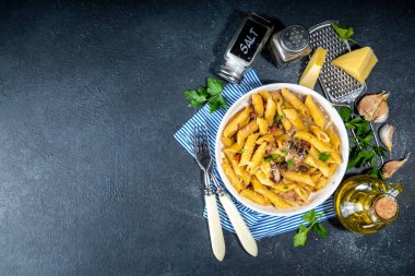 İtalyan Akdeniz yemek konsepti. Kremalı Carbonara mantar soslu makarna. Akşam yemeği için baharatlarla dolu beyaz bir fayans masasında.