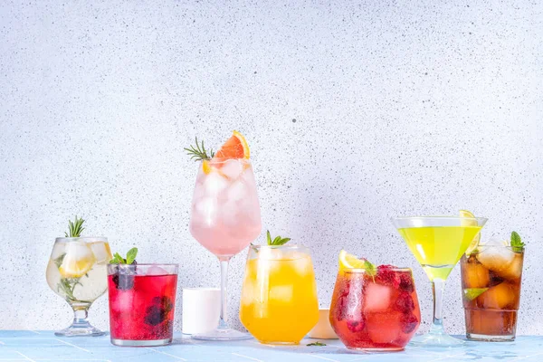 夏季酒吧鸡尾酒菜单 一套不同的杯子的变化的饮料 鸡尾酒 闪光新鲜的海滩水 带有装饰和冰块的柑橘和水果饮料复制空间 — 图库照片