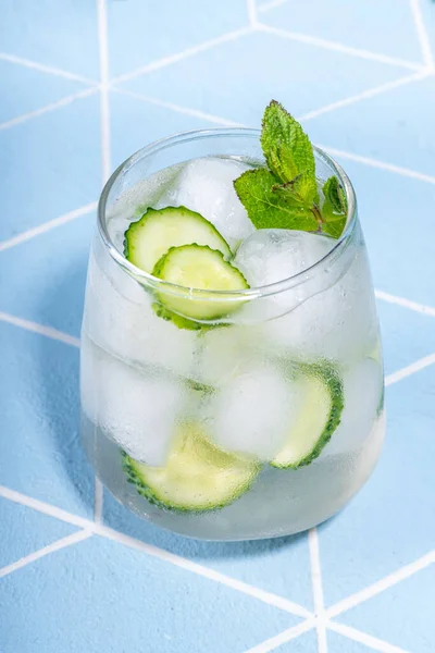 Erfrischendes Sommergetränk Detox Minze Gurke Zitronencocktail Auf Hellblauem Kacheltisch Helles — Stockfoto