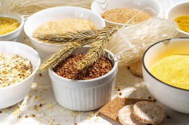 Tam tahıllı glütensiz mısır gevreği. Çeşitli glüten olmayan tahıllar: pirinç, karabuğday, mısır Groats, kinoa, darı, yulaf, karabuğday, bulgur, yulaf lapası, arpa, beyaz arkaplan kopyalama alanı