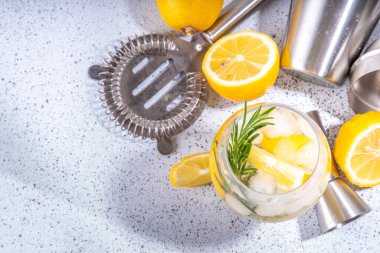 Biberiyeli limonata. Karbonatlı soda, limon dilimleri ve biberiye filizi ile soğuk limonata, beyaz kartonlu arka plan fotokopi alanı