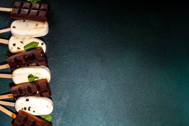 Çikolata ve vanilyalı dondurma, klasik koyu kahverengi kakao ve sütlü dondurmalı lolipop. Çeşitli dondurma lolipopları üst görünüm kopyalama alanı