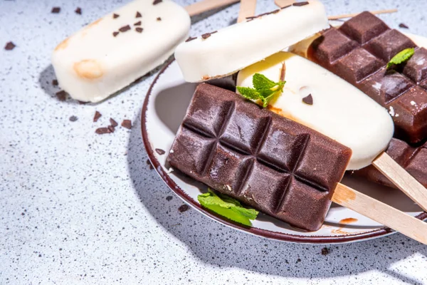 Csokoládé Vaníliás Jégkrém Klasszikus Sötétbarna Kakaó Tejszínhab Nyalóka Stack Különböző — Stock Fotó
