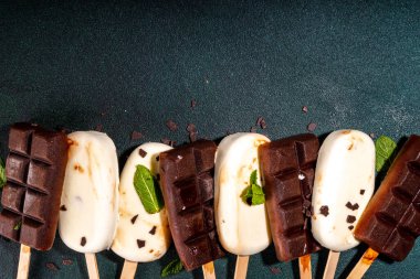 Çikolata ve vanilyalı dondurma, klasik koyu kahverengi kakao ve sütlü dondurmalı lolipop. Çeşitli dondurma lolipopları üst görünüm kopyalama alanı