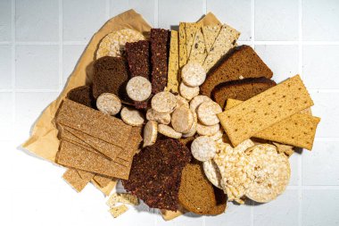 Glütensiz alerjik diyet, çölyak hastalığı konsepti. Çeşitli glüten olmayan farklı ekmekler, tam tahıllı somunlar. Ekmeğe sağlıklı alternatif, düz kopya alanı