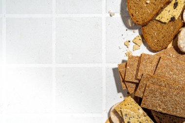 Glütensiz alerjik diyet, çölyak hastalığı konsepti. Çeşitli glüten olmayan farklı ekmekler, tam tahıllı somunlar. Ekmeğe sağlıklı alternatif, düz kopya alanı