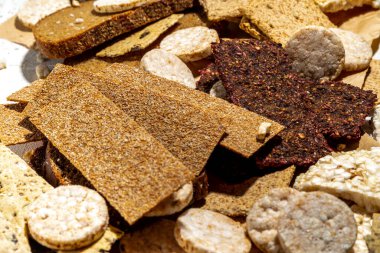 Glütensiz alerjik diyet, çölyak hastalığı konsepti. Çeşitli glüten olmayan farklı ekmekler, tam tahıllı somunlar. Ekmeğe sağlıklı alternatif, düz kopya alanı