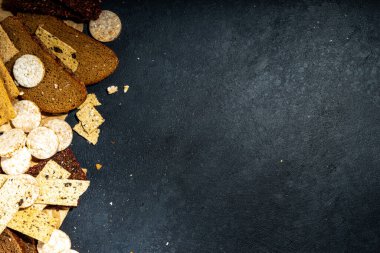 Glütensiz alerjik diyet, çölyak hastalığı konsepti. Çeşitli glüten olmayan farklı ekmekler, tam tahıllı somunlar. Ekmeğe sağlıklı alternatif, düz kopya alanı