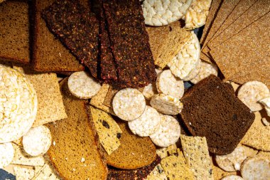 Glütensiz alerjik diyet, çölyak hastalığı konsepti. Çeşitli glüten olmayan farklı ekmekler, tam tahıllı somunlar. Ekmeğe sağlıklı alternatif, düz kopya alanı