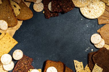 Glütensiz alerjik diyet, çölyak hastalığı konsepti. Çeşitli glüten olmayan farklı ekmekler, tam tahıllı somunlar. Ekmeğe sağlıklı alternatif, düz kopya alanı