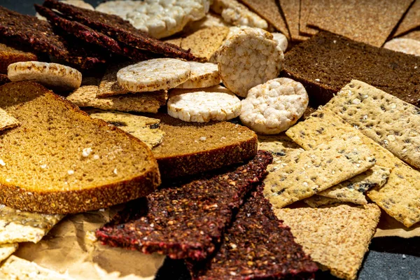 Glütensiz alerjik diyet, çölyak hastalığı konsepti. Çeşitli glüten olmayan farklı ekmekler, tam tahıllı somunlar. Ekmeğe sağlıklı alternatif, düz kopya alanı