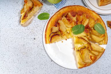 Klasik baş aşağı duran elmalı pasta. Retro elmalı kek tarifi, kızartma tavasında pişirilmiş kolay sonbahar ev yapımı tatlı pasta, taze yeşil elmalar fotokopi alanı