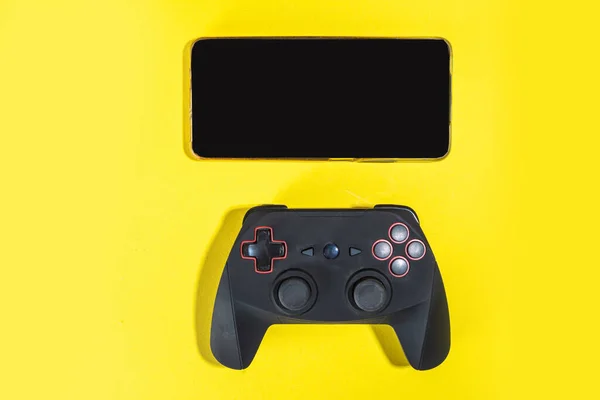 Concepto Juego Móvil Con Dispositivos Móviles Para Jugadores Fondo Amarillo —  Fotos de Stock