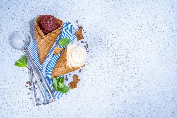 Vanília Csokoládé Fagylalt Fehér Háttérrel Klasszikus Nyári Fagylalt Ízlés Gofrisütő — Stock Fotó