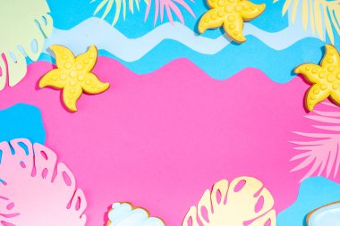 Yaz modası renkli arka plan. Kağıt sanatının arka planında çeşitli parlak tropikal yapraklar, okyanus dalgaları, deniz kabukları ve deniz yıldızları var. Yaratıcı yaz tatili geçmişi