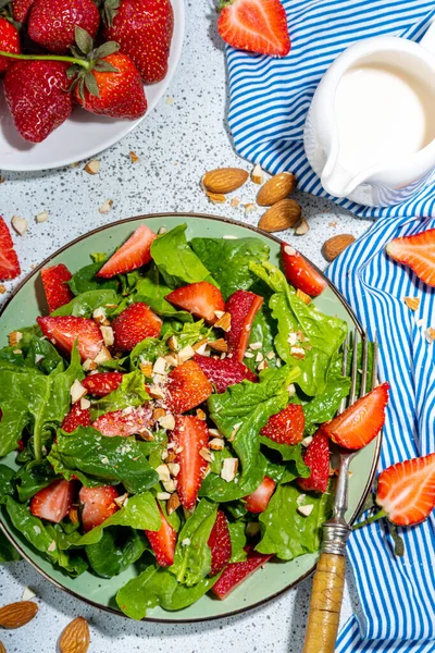 Strawberry Spinach Nuts Salad Healthy Diet Spring Summer Salad Farm — Foto de Stock