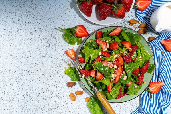 Strawberry Spinach Nuts Salad Healthy Diet Spring Summer Salad Farm — Fotografia de Stock
