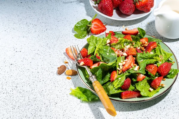 Erdbeer Spinat Und Nusssalat Gesunde Ernährung Frühjahrssommersalat Mit Bauernspinatblättern Gehackten — Stockfoto