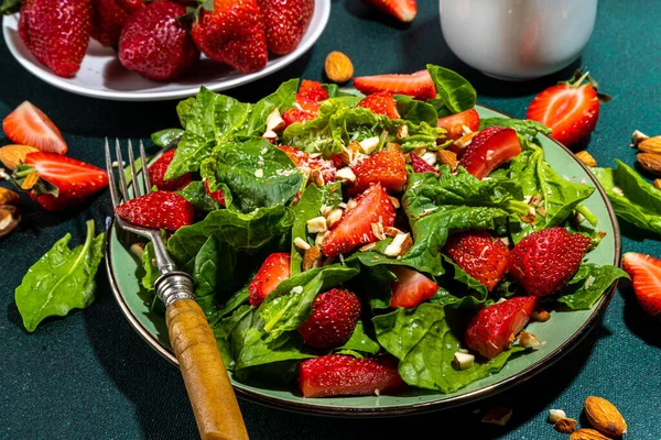 Erdbeer Spinat Und Nusssalat Gesunde Ernährung Frühjahrssommersalat Mit Bauernspinatblättern Gehackten — Stockfoto