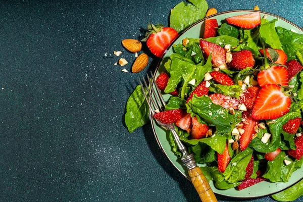 Strawberry Spinach Nuts Salad Healthy Diet Spring Summer Salad Farm — Fotografia de Stock