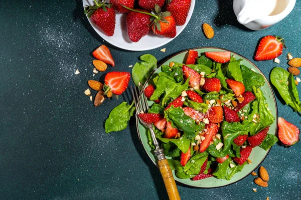 Erdbeer Spinat Und Nusssalat Gesunde Ernährung Frühjahrssommersalat Mit Bauernspinatblättern Gehackten — Stockfoto