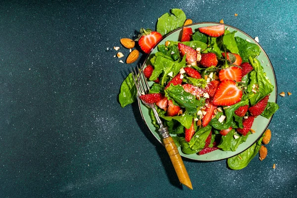 Erdbeer Spinat Und Nusssalat Gesunde Ernährung Frühjahrssommersalat Mit Bauernspinatblättern Gehackten — Stockfoto