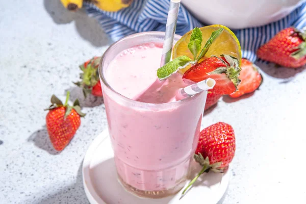 Vaso Con Batido Plátano Fresa Con Frutas Frescas Mesa Hormigón — Foto de Stock