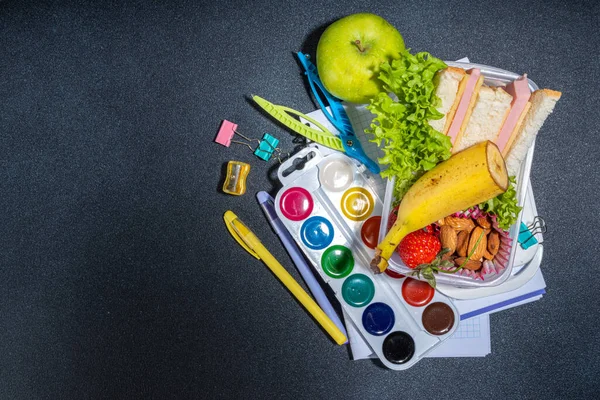 Υγιεινό Σχολικό Κουτί Σάντουιτς Λαχανικά Φρούτα Ξηρούς Καρπούς Και Γιαούρτι — Φωτογραφία Αρχείου
