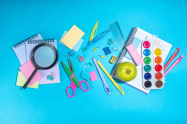 Flat Lay Achtergrond Met Kleurrijke Educatieve Benodigdheden Felblauwe Achtergrond Terug — Stockfoto