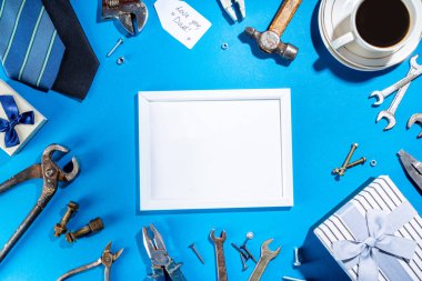 Babalar Günü tebrik kartı geçmişi. Babalar günü konsepti hediye kutusu, aletler ve kravatlar, kahve fincanı, hediye etiketi, baban seni seviyor, parlak mavi arka plan fotokopi alanı üzerinde