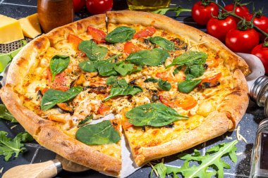 Midyeli, karidesli, balıklı pizza. Klasik İtalyan usulü deniz mahsullü pizza, Asya usulü Tom yum pizzası evde ya da restoranda servis edilen fayanslı masada yemek malzemeleriyle. 